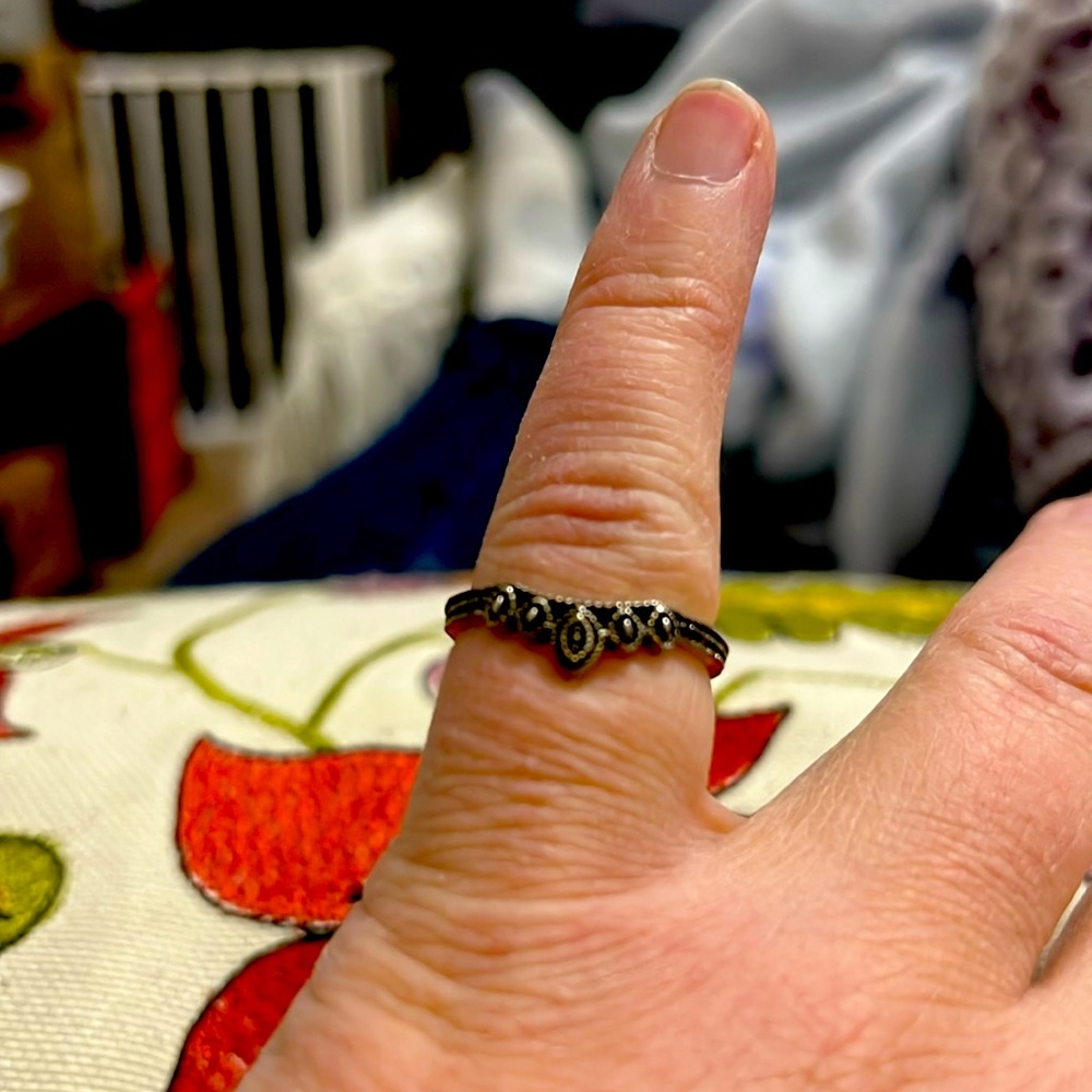 New, Size 5 1/2, V Shaped Ring, Gray, Black
